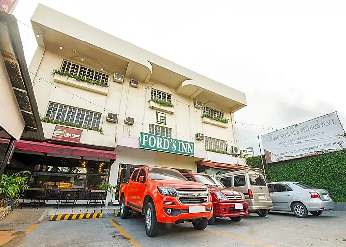 Vaccinated Staff - Oyo 465 Ford's Hotel